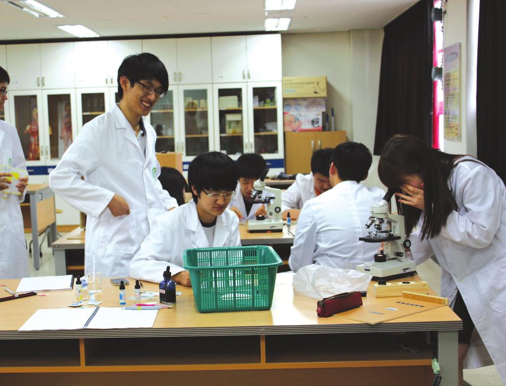 서울 소재 성적 향상이 이뤄지며 교육 때문에 구로를 떠나던 교육 4년제 대학 진학률도 2012년 17.27%에서 2014년 18.54%로 상승곡선을 그리고 있습니다.