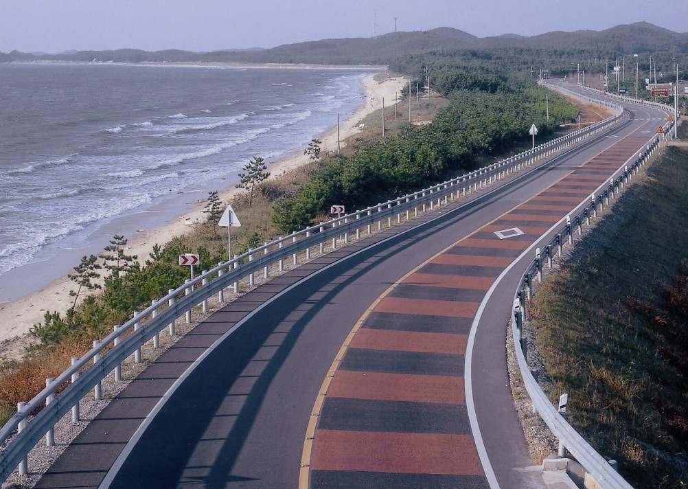 제목 : 아름다운바다가있는길 위치( 도로명) - 충남태안군안면읍( 군도 14 호선) 특징 - 아름다운바다가있는길 은 안면송 이라고불리는곧고푸른소나무와은빛모래밭을뭍으로밀어올리는바다사이에한줄금을그으며뻗어있음 -