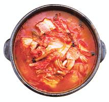 Beef, pork, onions, green onions, and other vegetables may be added according to taste. K 김치를잘게썰어밥과함께볶은뒤달걀프라이를얹은음식이다. 기호에따라쇠고기나돼지고기, 채소등을함께넣어볶기도한다.