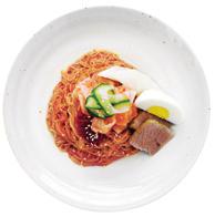 bibim naengmyeon [ 비빔냉면 ] E Chilled buckwheat noodles garnished with cold slices of beef, fresh skate fish, radish or cucumber served