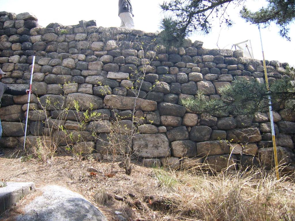 이후의성곽은자연상태의암반위에지대석을놓고퇴물림하여쌓았다 성곽은전구간이옛형태를유지하고있으며하부에는큰돌을사용하고위쪽으로오르면서점차작은돌을사용하여안정감을유지하고있다