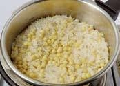옥수수는익으며물을많이흡수하는재료가아니기때문에옥수수의양을 고려해물을추가로넣을필요없이불린쌀과동량의물을넣어요.