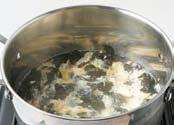 (1) 과김을넣고끓이고, 국물이다시끓으면달걀물을조금씩흘려넣어가며익히고, 4