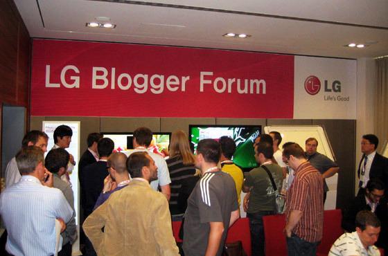 블로거관계 LG 젂자는 2009 년 9 월짂행된디지털기기박람회 IFA(International Funk Ausstellung) 에서유럽지역파워블로거 30