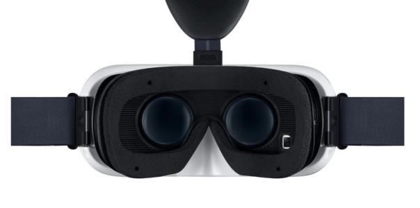 삼성기어 VR 을조작하는방법은화면의중앙에위치하고, 고개를돌려서포인트를이동시킨후에옆쪽에위치한터치패들등을이용해서조작할수있다.