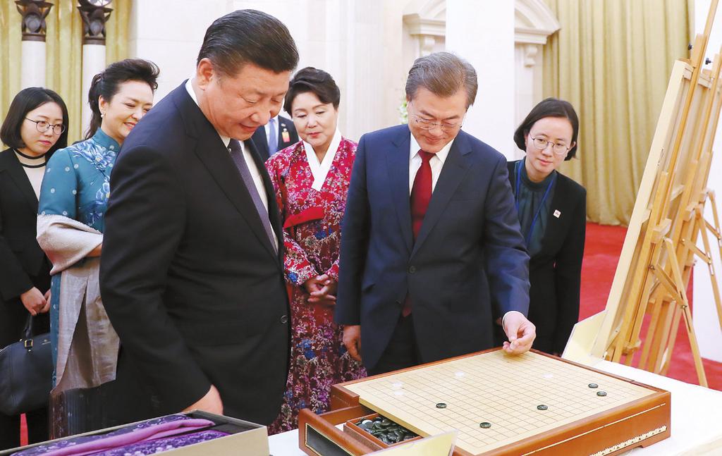 시진핑 집권 2기 한 중 관계 시진핑 집권 2기 한 중 관계 사드 갈등 해빙 무드 북핵 등 공동 대응 필요 한 중 관계, 한반도 평화 번영 큰 틀서 복원해야 는 2000년 마늘파동, 동북공정(東北工程) 같은 역사 문제 김수한 인천발전연구원 연구위원 xiuhan@idi.re.kr 이 가능했다.