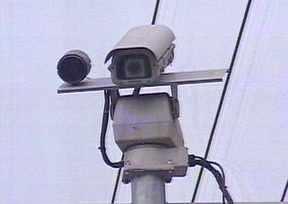 2) 종류〇 CCTV 는이동성에따라고정식과이동식으로구분하며, 영상전송에따라동영상전송방식과압축영상전송방식으로구분〇이동성에의한분류로는고정식 CCTV 와이동식 CCTV 로분류 - 고정식 CCTV 는가장일반적으로사용하는경우로서도로변에설치된구조물에고정되며, 카메라, 마운트, 제어기통신으로구성됨.