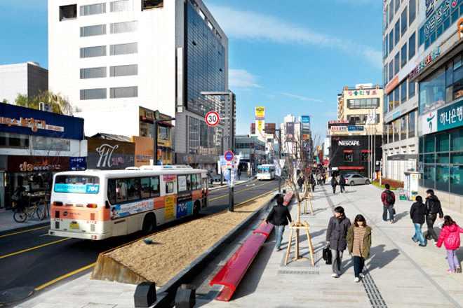 BRT, 중앙버스전용차로확대 BRT 와중앙버스전용차로확대로버스통행속도와정시성을향상시켜버스경쟁력제고ㅇ가로변버스전용차로는진출입차량과의상충이잦아효과가크지않기때문에효과가큰중앙버스전용차로구축이확대되고있음 - 여러버스노선간의상충및버스전용차로의용량부족문제를해결하기위해간선급행버스체계 (BRT: Bus Rapid Transit) 구축확대중ㅇ BRT
