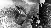 in Red Square, in Moscow, on November 7, 1941 1.1.5 독일패 망 독일제국의회에소비에트기를걸다 Raising a Flag over the Reichstag - Yevgeny Khaldei http://100photos.tim e.