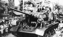 html 소련군만주침공, 일본과전쟁개시 중국대련에진입하는소련 World War II 탱크, 1945년 8월 Soviet troops entering Dalian,