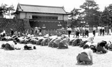 황궁앞에서항복선언을듣 는일본시민들, 1945년 8 월 15일 Japanese civilians listening to Emperor Showa's surrender address outside the Imperial Palace, Tokyo, Japan, 15 Aug 1945 World War II Database