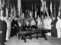 한일련의정상회담 1.2.5 United Nations https://www.youtube.com/watch? v=u3cgnbceb-w 샌프란시스코에서 UN 수립 Shaping The Future - U.N. Charter Becomes Reality (1945) British Pathé 전전 ( 戰前 ) 과는다른전후 ( 戰後 ) 질서수립위해 UN 창설 UN Photo 1942년 1월 1일연합국선 언 Declaration by United Nations https://www.