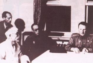 2.8 김일성 조만식선생左 ) 과일본군후루카와쇼지중장中, 蘇聯 ( 소련 ) 제25군치스차코프대장右 1945년 10월평양환영대회의김일성