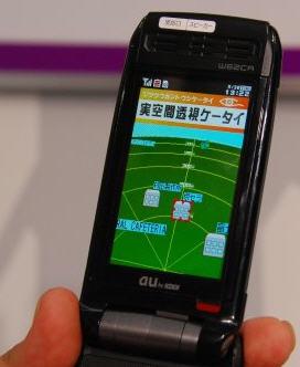 KDDI 의 현실공간투시휴대전화단말 제공서비스의이미지샷 Wireless Japan 전시사례 자료 : KDDI, 스트라베이스재구성 Wireless Japan 전시장에는 6축센서와 GPS 위치측정기능을이용하여휴대전화가향한방향의정보를제공하는서비스는물론 au one lab 에공개되지않은서비스도다수선보였다.