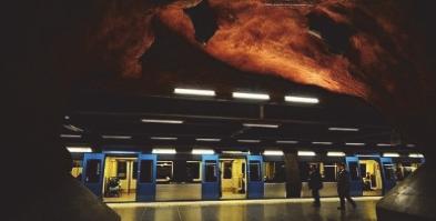 2 지하철역사공간의다변화방안검토현재상업적수단으로만활용되고있는지하철역사공간을문화, 만남의공간으로활용하는방안에대해검토해보고상업적수단에서도지하철의특징을고려하여특색있는상업아이템을개발해야한다.