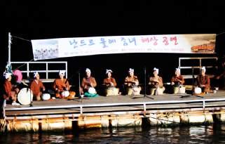 As it is a place to listen to the songs of the Jeju diver, whose preservation value is being discussed globally, the performance by Haenyeo is also an opportunity for tourists who visit the Daepyeong