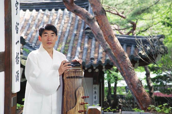 35 Kim Young-gil (1961 ~ ) cithare à archet ajaeng Originaire de l île de Jindo, Kim Young-gil s imprègne très tôt de la musique de Jindo et Namdo, Il s initie à d autres instruments traditionnels