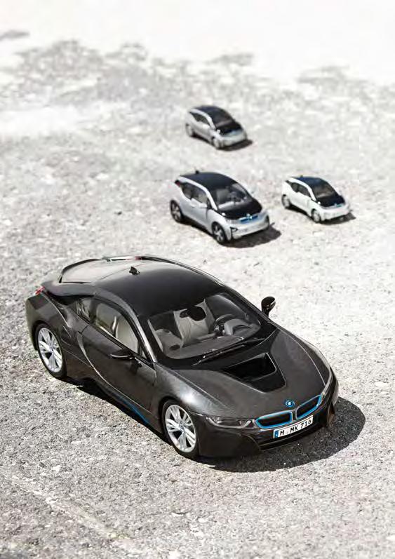 BMW LIFESTYLE BMW MINIATURES A PERFECT MIX OF INNOVATION AND DESIGN. BMW i8. 가장 진보적인 스포츠카 BMW i8을 완벽하게 재현한 미니어처. 스티어링 휠 회전 기능, 도어 오픈 기능. 오리지널 모델을 그대로 구현하여 디테일한 실내.