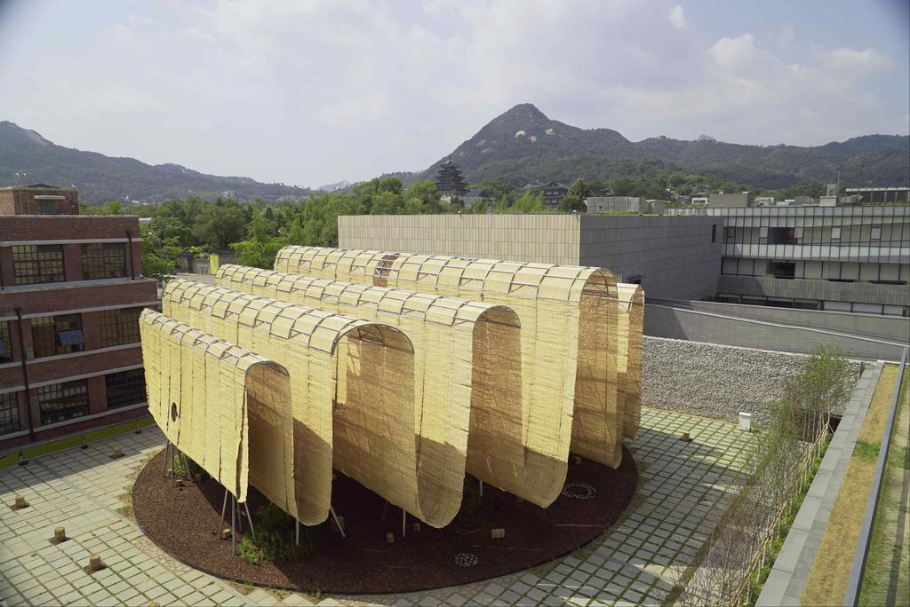 붙임1 전시 구성 미술관 마당 서울관 미술관 마당에는 최종 건축가인 SoA(이치훈, 강예린)의 작품 지붕감각 이 설치 된다.