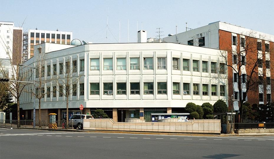 제 4 장국외의사례및한국문화수요 93 해외문화홍보목적의비영리적성격의사업을담당한다. 일본공보문화원은외무성의관리를받는공관이므로, 문화원운영에필요한예산은외무성예산에포함되어있다. 일본연구진흥이나인적교류는주관하는기관이나단체에비용을지원하는방식으로이루어진다. 일본공보문화원외에문화및인적교류를지원하는주요기관으로는일본국제협력기구, 한일문화교류기금등이있다.