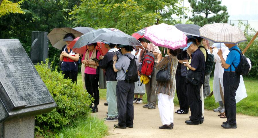 절두산 성지 1 로 향하는 도보 행렬이 이어졌고, 절두산 성당 홍보관에서 미사를 2 4