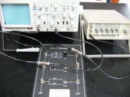 4. 실험방법 (1) Oscilloscope의사용법 1) sine파의 peak-to-peak 전압및진동수측정 1 파형발생기에서임의의진폭의 1000 Hz의 sine파를발생시킨다. 2 파형발생기의출력신호를 Oscilloscope의 Channel 1에연결한다. 형발생기의출력파형을사각파로하고, dc offset은 0, 진동수는 1 khz, 진폭은적절히선택한다.