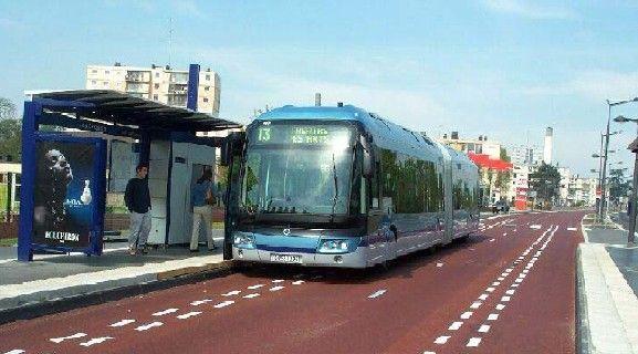 그러나, 모든도시에적용가능한대중교통수단으로활용됨 간선급행버스 (BRT) 는버스전용도로를설치하여주행권을확보하며, 차량정원은 1 량당 80~150 명이승차가능함.