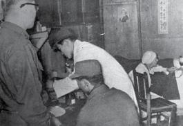 1 2 3 1 1953. 왼쪽에서 혈액형 검사가 진행되고 있고, 오른쪽에서 미군 간호요원이 채혈하는 모습이 보인다.