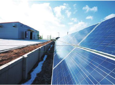 지면에태양광모듈을설치하여발전하는방식 지면과태양광모듈이이루는각도조절이불가능한방식 출처 : 한국에너지공단, 2016 신재생에너지이해 [ 태양광발전을활용한주택 ]