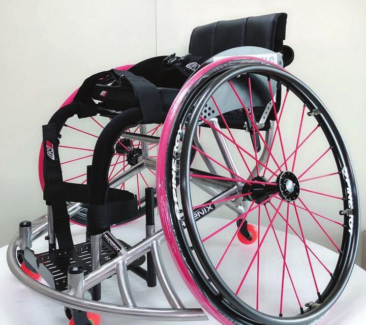 경기용 휠체어를 제작하고 있다.