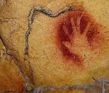 부도르도뉴지역의가르가스에서발견된유적을보면그들이자신들의손을마치판화를찍어내듯이그대로재현해내고있음을알수있다. 손음화라고불리는벽화가그것이다. 하지만그것은신체의일부인손바닥에만해당한다. 탄소분석결과대략 2만 7천년전의것으로판명이났고, 동물들의그림은 1만 9 천 1 만 8천년전쯤의것으로판명이되어있다.