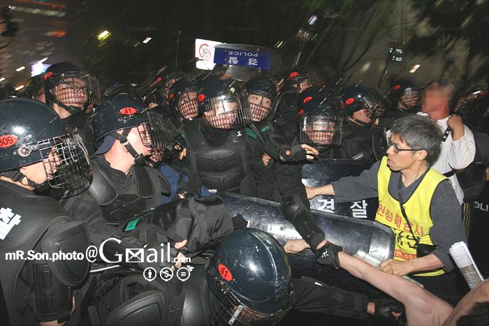 경찰은인도위를점거하고있는상태 (2009년 6월 10일 )