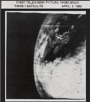 기상위성기술 정책정보동향 기상위성의역사 해외기술동향 인류최초의기상위성은 1960 년에미국이발사한저궤도위성인 TIROS-1 호위성으로앞서언 급한바와같이기상위성의역사는그리길지않은약 50 년정도가된다. TIROS-1 호위성이위 성에탑재된 TV 카메라를이용하여지구의구름분포와해면등의촬영에성공 [ 그림 2] 함으로 써우주로부터의기상관측이실현되었다.