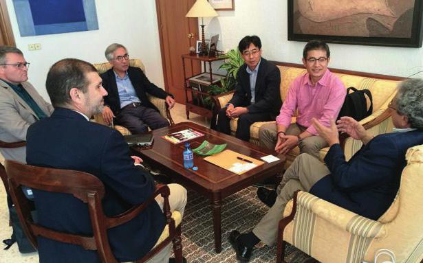 de Proyectos Estratégicos, Victor Muñoz, y con el Director de la Oficina Puente con Corea y Profesor del Grado en Estudios de Asia Oriental, Antonio J. Doménech.