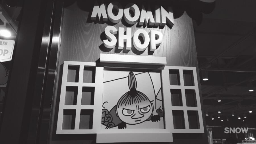 카카오프렌즈스토어 는 2014 년에부산점의팝업스토어오픈에이어이듬해정식매장으로전환했고 7월에는울산점도오픈했다. 서울잠실점에서는 2015 년에 < 무민 > 숍을열었다.