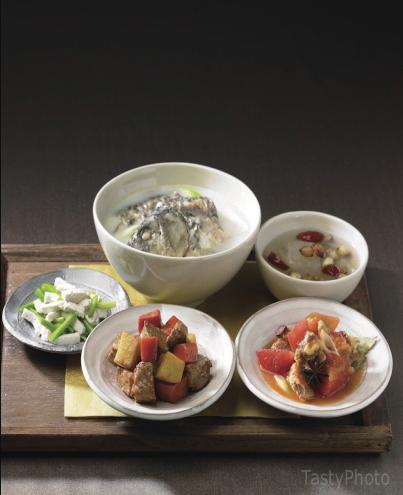 3) 특별식메뉴 : 중국인들이설이나추석등의명절이나생일등에즐겨먹는보양식을중심으로식단을구성하였다.