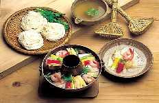 Jangguk Naengmyeon Mì trộn Myeon Sinseollo : (Nồi lẩu mỳ) Thịt bắp bò, cải thảo, tôm, cuống rau cần, măng, trứng chiên thái chỉ xếp vào nồi đun lẩu theo hình