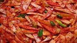 Sengje trong cung đình được làm tương tự như món salad mà người dân thường ăn với các nguyên liệu chủ yếu như dưa chuột, củ cải, hoa chuông (6) Namul (rau mầm trộn gia vị) : Sengje Namul Món rau mầm