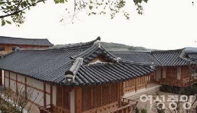 Như vậy kết cấu cơ bản của một mái nhà truyền thống của Hàn Quốc bao gồm : cột, xà, hoành và vỉ kèo.