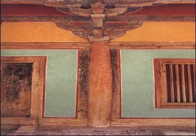 Thành phần chịu lực đứng trong kết cấu nhà truyền thống của Việt Nam là cột, trước đây cột thường có tiết diện hình tròn hoặc vuông, làm bằng những vật liệu khác nhau: gỗ, tre, gạch đá.