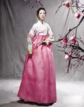 4. Thể kỉ XX a) Hanbok Cho đến thời điểm này, phụ nữ bắt đầu mặc chogori dài và váy gấp phồng hoàn toàn che kín các đường nét cơ thể.