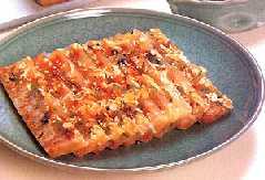 (13) Jokpyeon (giò đông) : Người ta làm món Jokpyeon bằng cách đun sôi hỗn hợp gồm các phần thịt dai, gân, da bò trong một thời gian khá lâu để cho chất gelatin tan chảy ra.