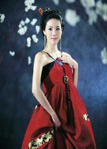 Nói đến quốc phục truyền thống của Việt Nam thì chính chiếc áo dài nữ phục mới đậm nét hơn, được quy định bởi những văn bản pháp quy (sắc dụ của chú Nguyễn Vũ Vương).