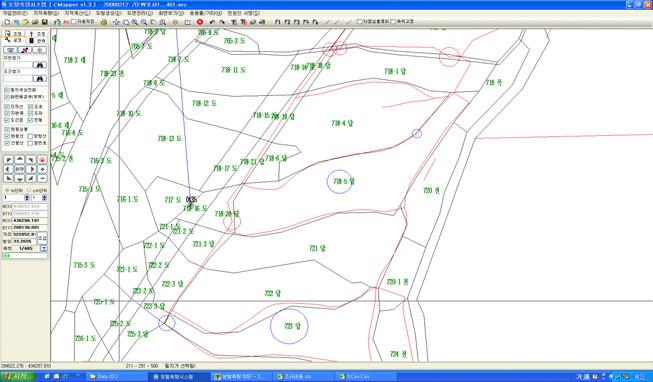 심우섭, 이연대, 남윤구 3.3. 필지의경계불일치사례소관청의지적공부관리시스템에서측량하고자하는일정범위를지정하여도형과속성정보를추출한파일 (*.Cif) 을토탈측량시스템을활용하여컴퓨터에설치한후현장에서토탈스테이션을이용하여필지현황을측정하면현황선이붉은색으로중첩되어나타난다. 이와같이측정된현장의측량관측파일 (*.Svy) 과측량준비도파일 (*.