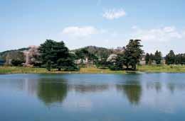 정토정원의 유 구 는 헤안 시대에 기록된 일본 최고(作庭記)의 정원서 사 쿠테키 의 작법대 만들어졌다고 보고 세계유산 히라즈미의 문화유산 에 관한 개요