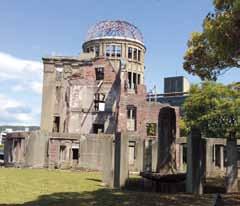 1 원전은안전하다 는선전에속아서는안됩니다 피폭국일본은미국에서원전을들여왔습니다 1950 년대히로시마, 나가사키의피폭국일본에원전을만들자고제안한것은미국이었습니다. 미국은 원자력의평화이용 을국제적으로추진하려고했습니다. 냉전중인미국의관리속에서핵개발을목표로한것입니다. 원전에서만들어지는핵물질은핵무기로전용가능하기때문입니다.