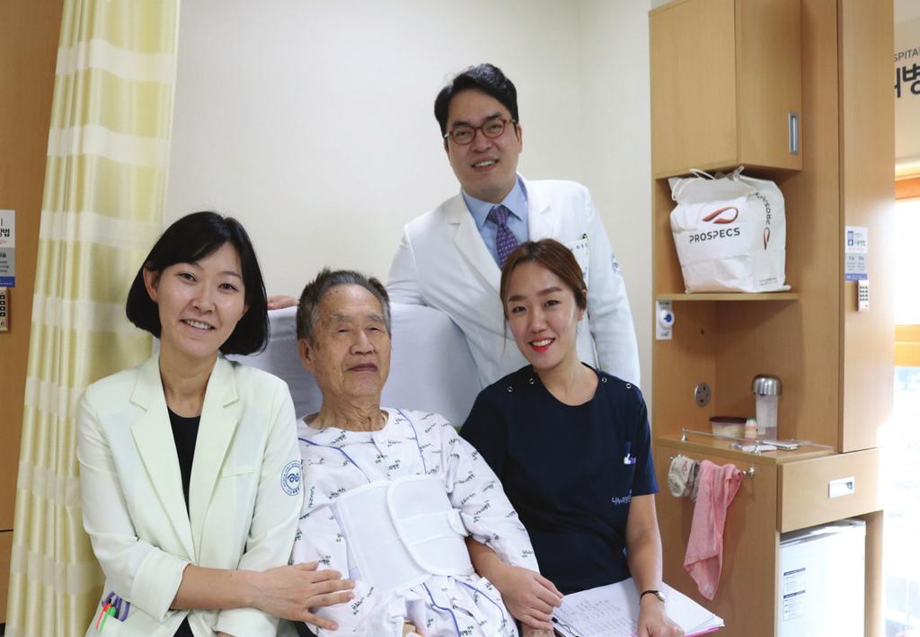 입원실풍경 nanoori hospital 2016. 03/04 vol.47 05 이나이에허리수술, 90 살에새인생찾은기분! 최근고령환자의수술이증가하고있 다. 이제는단순히오래사는것을넘어 삶을풍요롭게, 즉아프지않고건강하 게사느냐가더중요해졌다. 나누리병 원은고령의환자도수술에대한부담을 덜수있는최소침습적인척추치료로만 족도를높이고있다.