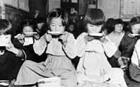 유니세프는 1950년한국전쟁발발후한국어린이에게우유와담요, 의약품등긴급구호물품을대량제공했습니다.