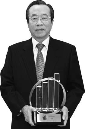 Chairman of Woongjin Group Shin Bae Kim President & CEO of SKT Sang-Hwan Park