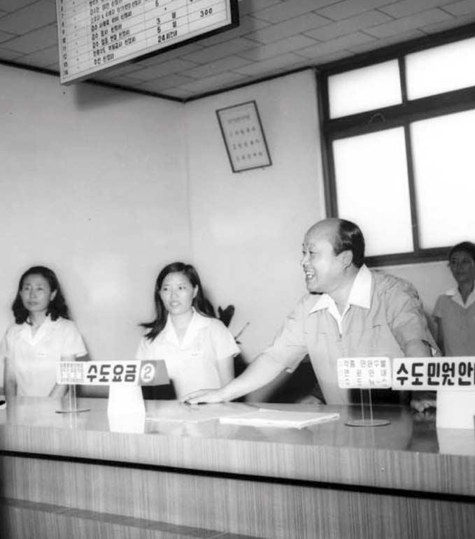 160 서울상수도백년사 이좋지않은지역에서는더욱어려움을겪었고, 또부정급수된수만큼요금수입이줄어들어상수도재정 운영에도악영향을끼쳤다. 물을훔쳐쓰는곳들은대부분계량기를두고따로물을빼어쓰기때문에점검원의눈에띄지않아적발되지않는곳이많았다. 이에따라서울시는수돗물을불법적으로사용하는수돗물도용자에대한대대적인부정급수단속에들어갔다.